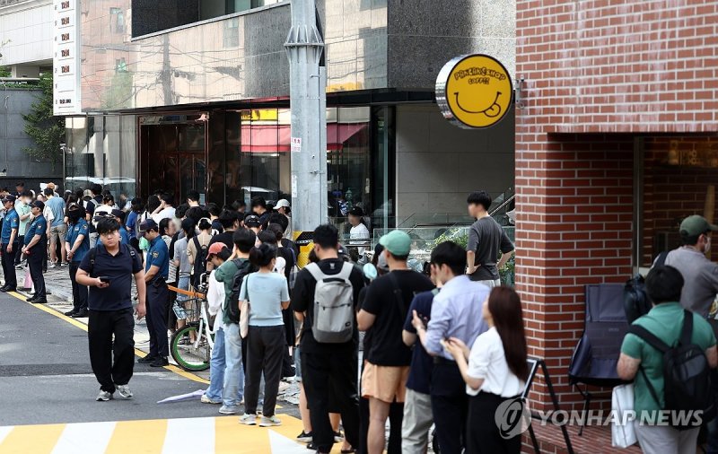 티몬·위메프 판매대금 정산 지연 사태가 이어진 지난 26일 피해자들이 서울 강남구 티몬 입주빌딩에서 환불을 받기 위해 대기하고 있다. 연합뉴스