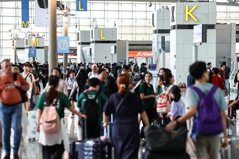 여름 휴가철을 맞아 30일 인천 중구 인천국제공항 제1여객터미널 출국장에서 여행객들이 출국 준비를 하고 있다. 뉴시스