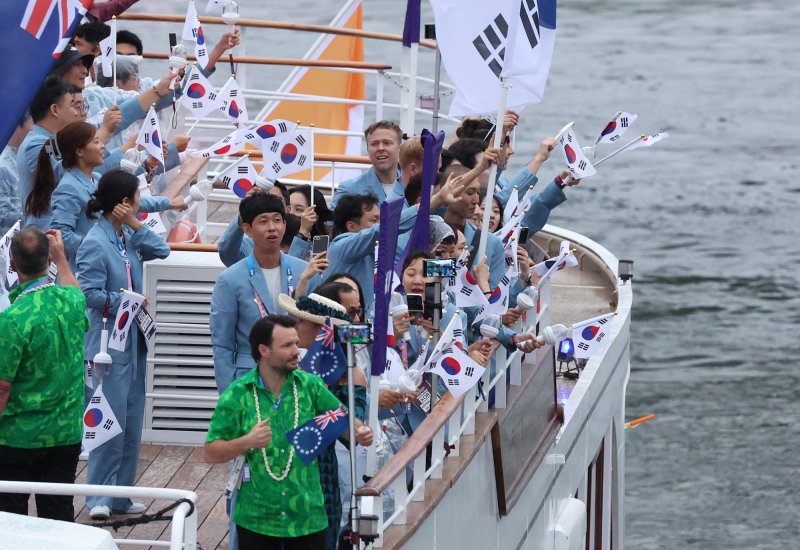 한국 선수단이 지난 26일(현지시간) 2024 파리 올림픽 개막식 퍼레이드에 참석해 '갤럭시 Z 플립6 올림픽 에디션'으로 사진촬영을 하고 있다. 삼성전자 제공