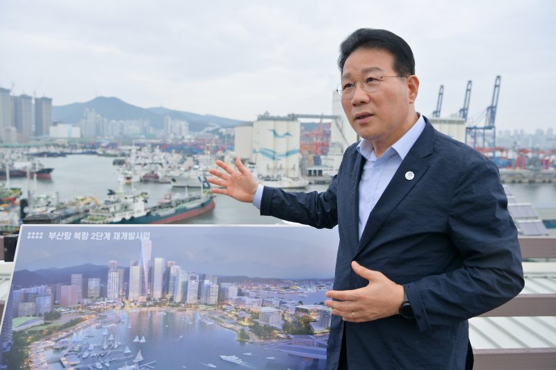 김진홍 부산 동구청장이 대한민국 최초 항만재개발 프로젝트가 진행 중인 부산항 북항재개발 현장에서 2단계 사업에 대해 설명하고 있다. 부산 동구 제공