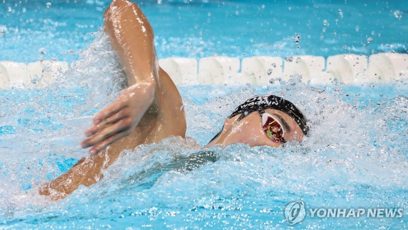 김우민이 28일(현지시간) 오전 프랑스 파리 라데팡스 아레나에서 열린 2024 파리올림픽 수영 남자 자유형 200m 예선전에서 물살을 가르고 있다. / 사진 = 연합뉴스