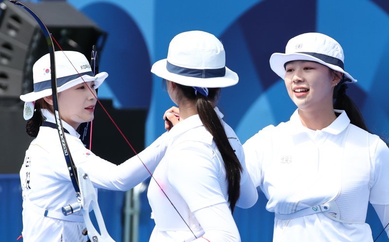 올림픽 10연패 도전하는 양궁 여자단체 선수들 (파리=연합뉴스) 김인철 기자 = 임시현(오른쪽부터), 남수현, 전훈영이 28일(현지시간) 프랑스 파리 레쟁발리드 양궁 경기장에서 열린 2024 파리올림픽 양궁 여자단체 8강 한국과 대만의 경기에서 손을 마주치며 파이팅하고 있다. 2024.7.28 yatoya@yna.co.kr (끝)