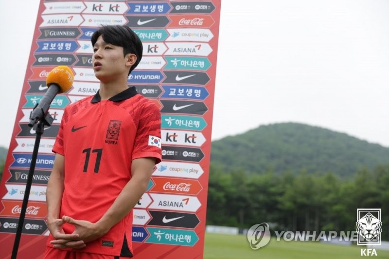 취재진 질문에 답하는 U-17 대표팀 양민혁 취재진 질문에 답하는 U-17 대표팀 양민혁 (서울=연합뉴스) 2023년 아시아축구연맹(AFC) 17세 이하(U-17) 아시안컵에 나서는 대표팀 양민혁이 7일 오후 파주NFC(국가대표팀 트레이닝센터)에서 취재진의 질문에 답하고 있다. 2023.6.7 [대한축구협회 제공, 재판매 및 DB 금지] photo@yna.co.kr (끝)