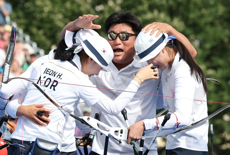 양궁 여자단체, 올림픽 10연패 달성이다 (파리=연합뉴스) 김도훈 기자 = 임시현(오른쪽부터), 양창훈 감독, 전훈영, 남수현이 28일(현지시간) 프랑스 파리 레쟁발리드 양궁 경기장에서 열린 2024 파리올림픽 양궁 여자단체 결승 중국과의 경기에서 승리하며 올림픽 10연패를 달성한 뒤 환호하고 있다. 2024.7.29 superdoo82@yna.co.kr (끝)