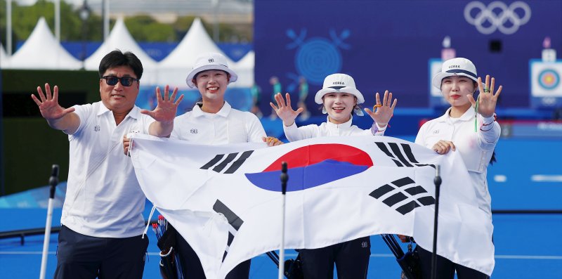 10연패 달성한 여자 양궁 단체 (파리=연합뉴스) 김인철 기자 = 전훈영, 임시현, 남수현이 28일(현지시간) 프랑스 파리 레쟁발리드 양궁 경기장에서 열린 2024 파리올림픽 양궁 여자단체 결승전에서 우승을 확정한 뒤 태극기를 펼치고 있다. 2024.7.29 yatoya@yna.co.kr (끝)