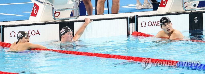 결승 진출 실패에 아쉬운 황선우와 김우민 결승 진출 실패에 아쉬운 황선우와 김우민 (파리=연합뉴스) 김인철 기자 = 황선우(오른쪽)와 김우민(왼쪽)이 28일(현지시간) 프랑스 파리 라데팡스 아레나에서 열린 2024 파리올림픽 수영 남자 자유형 200m 준결승에서 레이스를 마친 뒤 기록을 확인하고 있다. 황선우는 준결승 9위로 결승 진출에 실패했다. 2024.7.29 yatoya@yna.co.kr (끝)