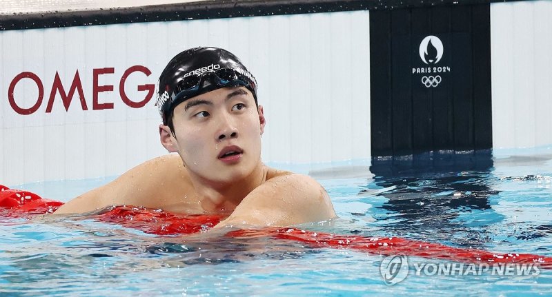 황선우, 준결승 9위로 결승 진출 실패 황선우, 준결승 9위로 결승 진출 실패 (파리=연합뉴스) 김인철 기자 = 황선우가 28일(현지시간) 프랑스 파리 라데팡스 아레나에서 열린 2024 파리올림픽 수영 남자 자유형 200m 준결승에서 레이스를 마친 뒤 기록을 확인하고 있다. 황선우는 준결승 9위로 결승 진출에 실패했다. 2024.7.29 yatoya@yna.co.kr (끝)