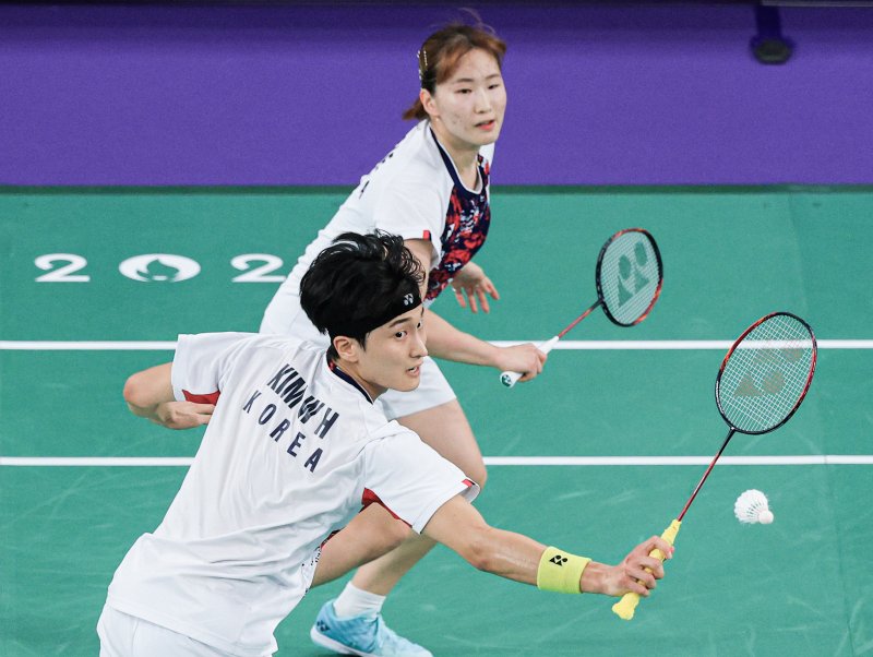 대한민국 배드민턴 대표팀 김원호, 정나은 선수가 지난달 28일 오후(한국시간) 프랑스 파리 라 샤펠 아레나에서 열린 2024 파리올림픽 배드민턴 혼합 복식 조별예선에서 프랑스와 맞대결을 펼치고 있다. 뉴스1