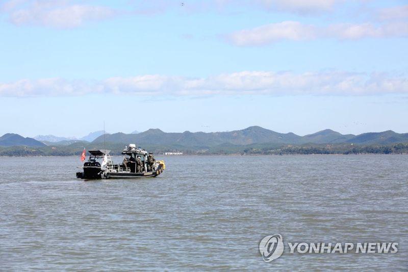 한강 하구서 팔에 5kg 아령 묶인 시신 발견... '신원조회' 해보니