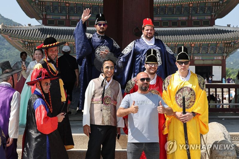 (서울=연합뉴스)임화영 기자 = 외국인 관광객이 경복궁을 관람하고 있다. 2024.6.13 hwayoung7@yna.co.kr (끝)