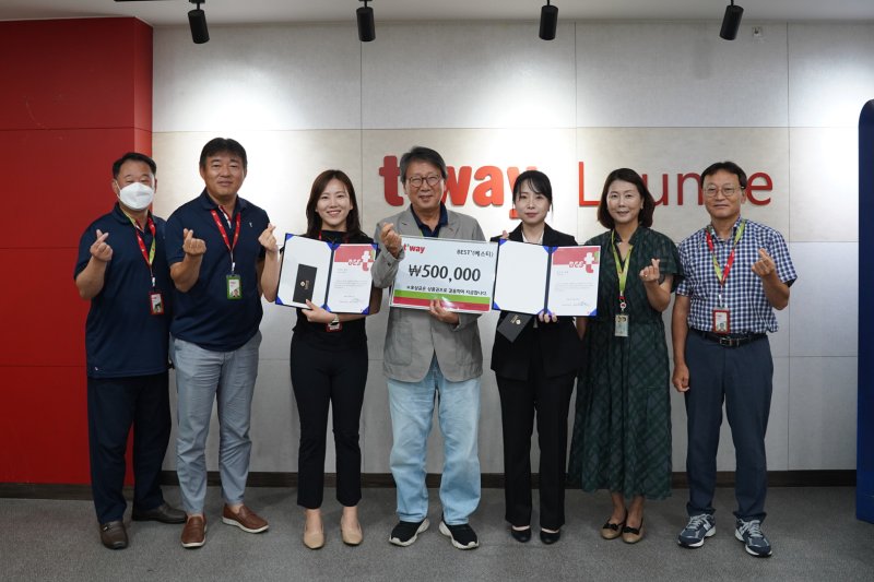 최근 김포공항 화물청사에서 티웨이항공 2024년 상반기 서비스 우수직원 ‘베스티’에 선정된 임직원들이 표창장을 들고 임원들과 기념사진을 촬영하고 있다. 티웨이항공 제공