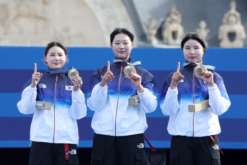 대한민국 양궁대표팀 임시현, 남수현, 전훈영이 29일(한국시간) 프랑스 파리 레쟁발리드 특설 사로에서 열린 2024 파리올림픽 양궁 여자 단체전 시상식에서 금메달을 수여 받은 후 손가락과 메달을 이용해 '10연패' 세리머니를 하고 있다. 2024.7.29/뉴스1 ⓒ News1 이동해 기자