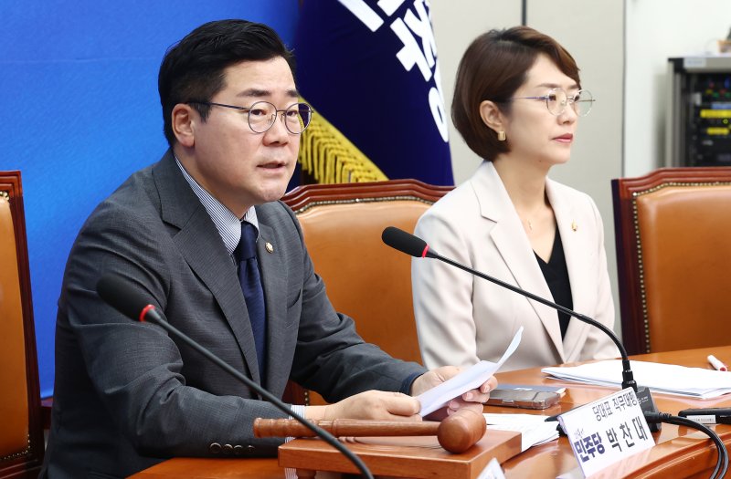 박찬대 더불어민주당 대표 직무대행 겸 원내대표가 29일 오전 서울 여의도 국회에서 열린 최고위원회의에서 모두 발언하고 있다. 뉴스1