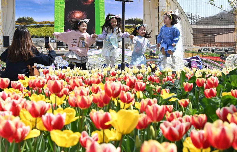 [용인=뉴시스] 김종택기자 = 휴일인 24일 경기도 용인시 에버랜드 포시즌스 가든을 찾은 어린이들이 활짝 핀 튤립 속에서 추억을 남기고 있다. 2024.03.24. jtk@newsis.com