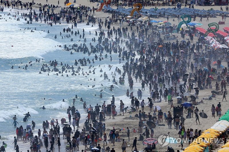 지난달 28일 해운대해수욕장을 가득 메운 피서객들의 모습. 연합뉴스 제공