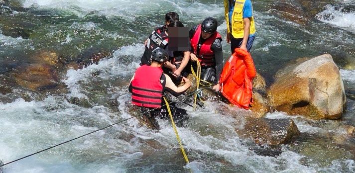 지난 28일 오전 전북 남원 산내면 한 계곡에 고립된 부녀가 구조되는 모습. 전북소방 제공