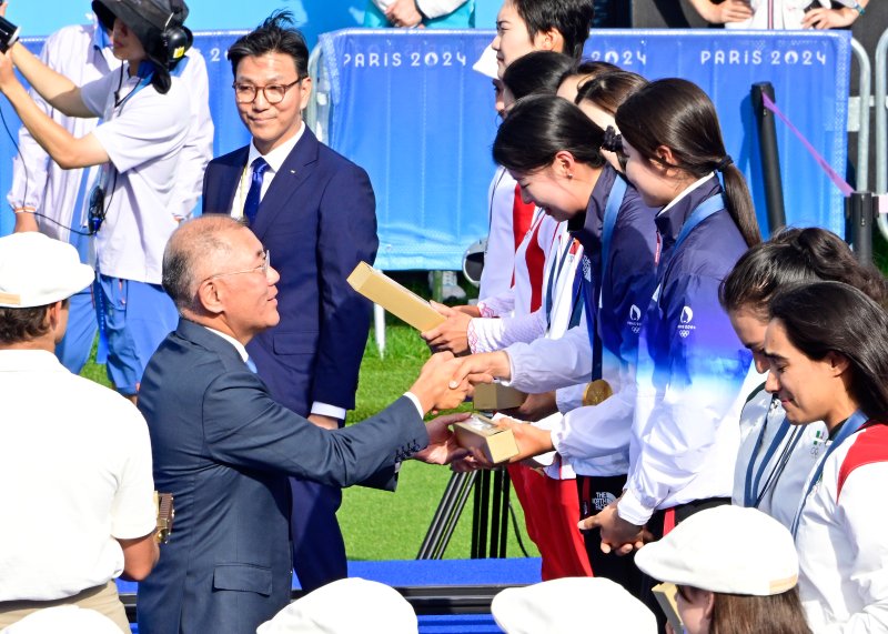 정의선 현대차그룹 회장이 28일(현지시간) 2024파리올림픽 양궁 여자 단체전 경기에서 금메달 획득 한 대표팀에게 시상을 하고 있다. / 사진 = 연합뉴스