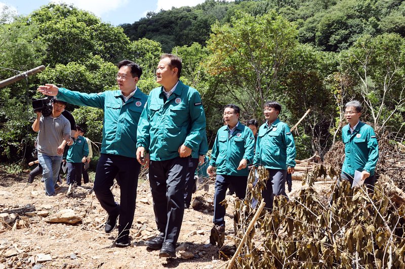 이상민 행정안전부 장관이 호우 피해를 입은 전북 익산시 웅포면 함라산을 찾아 산사태 피해 현장을 점검하고 있다. 뉴스1