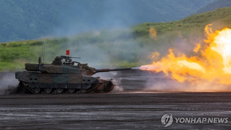 훈련 중인 일본 자위대 Japan Ground Self-Defense Force's Type 10 tanks fires during the live-firing exercise "Fuji Comprehensive Firepower Exercise 2024" at the Higashi Fuji training field in Shizuoka-prefecture, Japan on Sunday, May 26, 2024. Photo by Keizo Mori/UPI