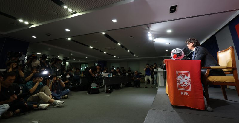 [서울=뉴시스] 홍효식 기자 = 홍명보 축구 국가대표팀 감독이 28일 서울 종로구 축구회관에서 취임 기자회견을 하고 있다. 2024.07.29. yesphoto@newsis.com