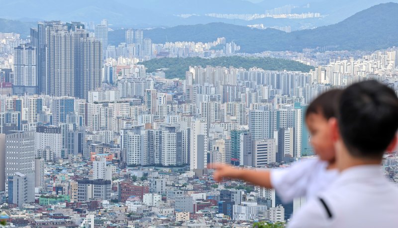 지난 28일 서울 중구 남산에서 바라본 서울 도심 아파트 단지 모습. 뉴스1.