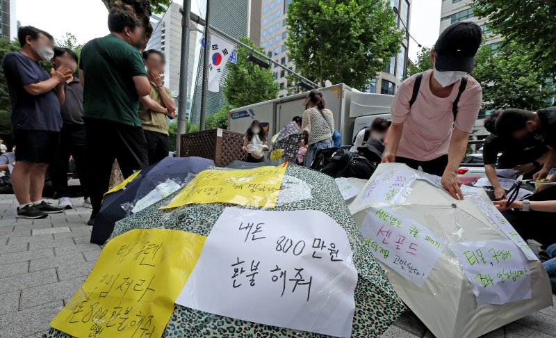 티몬과 위메프의 정산·환불 지연 사태가 지속되고 있는 28일 오후 서울 강남구 큐텐 본사 앞에서 피해자들이 사태 해결을 촉구하는 문구를 우산에 붙이며 시위를 준비하고 있다. 2024.7.28/뉴스1 ⓒ News1 장수영 기자 /사진=뉴스1