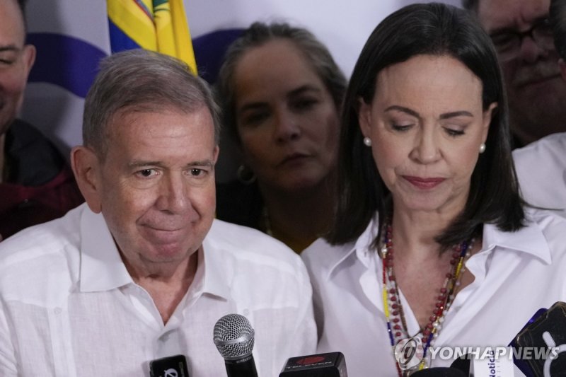 기자회견 하는 베네수엘라 야당 대선 후보 기자회견 하는 베네수엘라 야당 대선 후보 (카라카스 AP=연합뉴스) 베네수엘라 야당 대선 후보인 에드문도 곤살레스(왼쪽)와 민주야권 지도자 마리아 코리나 마차도가 29일(현지시간) 카라카스에서 기자회견을 하고 있다. 이날 베네수엘라 선거관리위원회는 "80% 가량 개표한 결과 마두로 대통령이 51.2%의 득표율로 1위를 기록했다"며 그의 당선을 공식화했다. 2024.07.29 passion@yna.co.kr (끝)