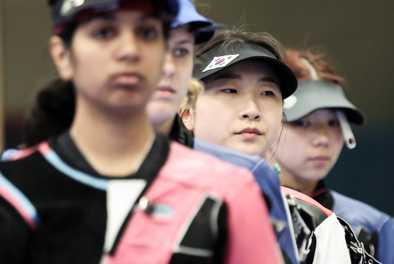 대한민국 사격 대표팀 반효진이 29일(한국시간) 프랑스 샤토루 슈팅 센터에서 열린 2024 파리올림픽 사격 공기소총 10m 여자 결선에 입장하고 있다. 사진 = 연합뉴스