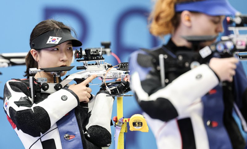 대한민국 사격 대표팀 반효진이 29일(한국시간) 프랑스 샤토루 슈팅 센터에서 열린 2024 파리올림픽 사격 공기소총 10m 여자 결선에서 연습을 하고 있다. / 사진 = 연합뉴스