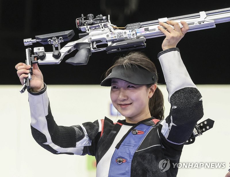 '여고생' 반효진, 여자 사격 공기소총 10m 금메달 '여고생' 반효진, 여자 사격 공기소총 10m 금메달 (샤토루[프랑스]=연합뉴스) 임화영 기자 = 29일(현지시간) 프랑스 샤토루 슈팅 센터에서 열린 2024 파리올림픽 사격 공기소총 10m 여자 결선에서 금메달을 차지한 반효진이 기뻐하고 있다. 2024.7.29 hwayoung7@yna.co.kr (끝)