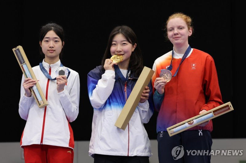 금메달 입에 문 반효진 금메달 입에 문 반효진 (샤토루[프랑스]=연합뉴스) 임화영 기자 = 29일(현지시간) 프랑스 샤토루 슈팅 센터에서 열린 2024 파리올림픽 사격 공기소총 10m 여자 결선에서 금메달을 차지한 반효진(가운데)이 금메달을 입에 물고 기뻐하고 있다. 2024.7.29 hwayoung7@yna.co.kr (끝)