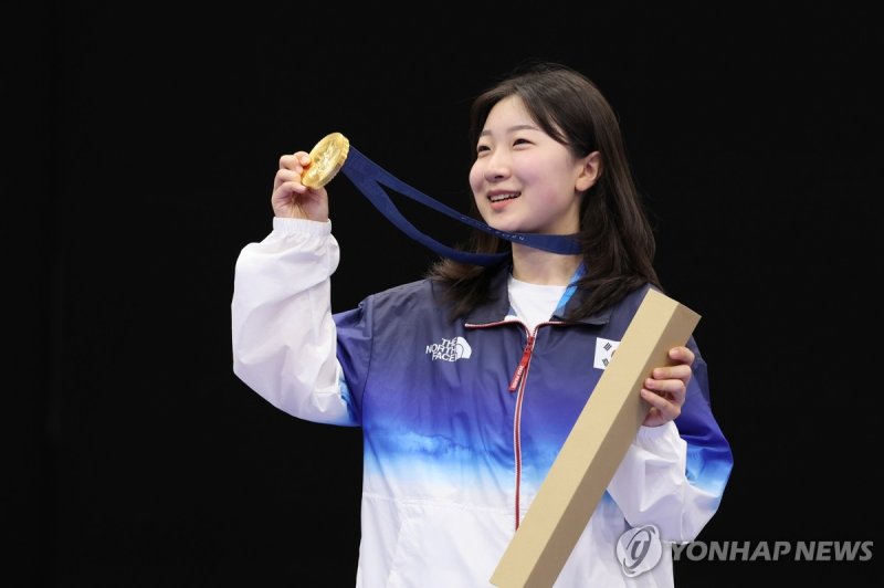 금메달 들어 올린 반효진 금메달 들어 올린 반효진 (샤토루[프랑스]=연합뉴스) 임화영 기자 = 29일(현지시간) 프랑스 샤토루 슈팅 센터에서 열린 2024 파리올림픽 사격 공기소총 10m 여자 결선에서 금메달을 차지한 반효진이 금메달을 들고 기뻐하고 있다. 2024.7.29 hwayoung7@yna.co.kr (끝)