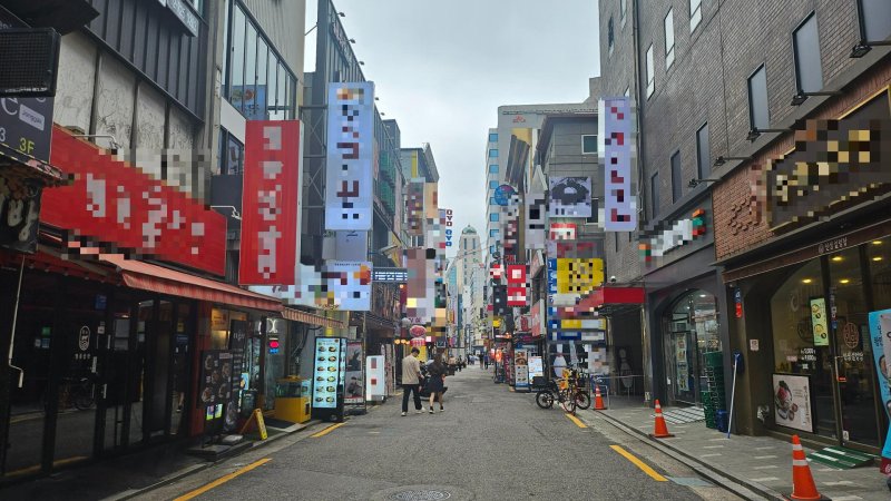 29일 오후 서울 종로구의 한 먹자골목에서 시민들이 지나가고 있다. 사진=노유정 기자