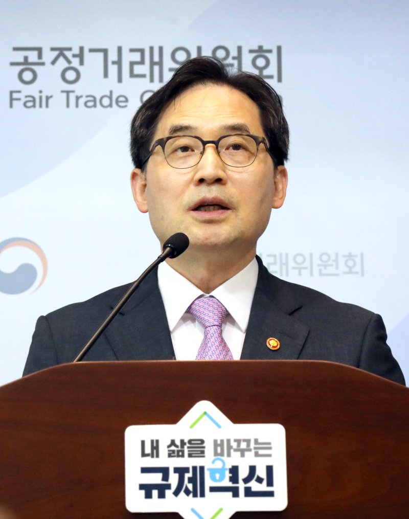 한기정 공정거래위원장이 25일 오전 정부세종청사 공정위 기자실에서 기자 간담회를 열고 있다. 연합뉴스