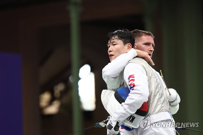 32강 마친 뒤 포옹하는 하태규-라바도르 카를로스 (파리=연합뉴스) 김인철 기자 = 29일(현지시간) 프랑스 파리 그랑 팔레에서 열린 2024 파리올림픽 펜싱 플뢰레 남자 개인전 32강 경기에서 한국 하태규가 스페인 라바도르 카를로스를 상대로 패한 뒤 서로 포옹하고 있다. 2024.7.29 yatoya@yna.co.kr (끝)