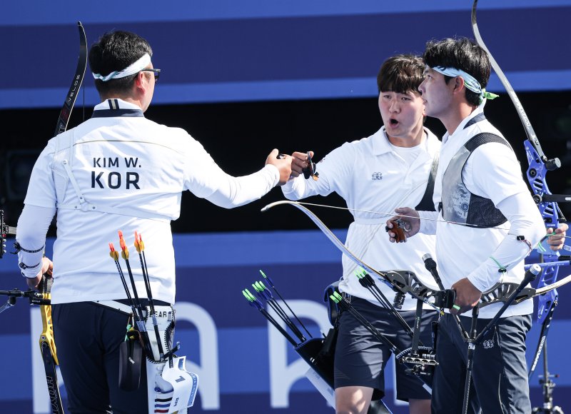 (파리(프랑스)=뉴스1) 박정호 기자 = 대한민국 양궁대표팀 김우진, 김제덕, 이우석이 30일(한국시간) 프랑스 파리 앵발리드에서 열린 2024 파리올림픽 양궁 남자 단체전 결승 프랑스와의 경기에서 결의를 다지고 있다. 2024.7.30/뉴스1 /사진=뉴스1화상