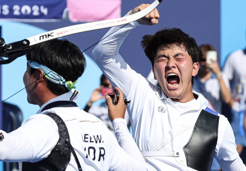 대한민국 양궁대표팀 김우진, 김제덕, 이우석이 30일(한국시간) 프랑스 파리 앵발리드에서 열린 2024 파리올림픽 양궁 남자 단체전 결승 프랑스와의 경기에서 금메달을 획득한 후 기뻐하고 있다. / 사진 = 뉴스1