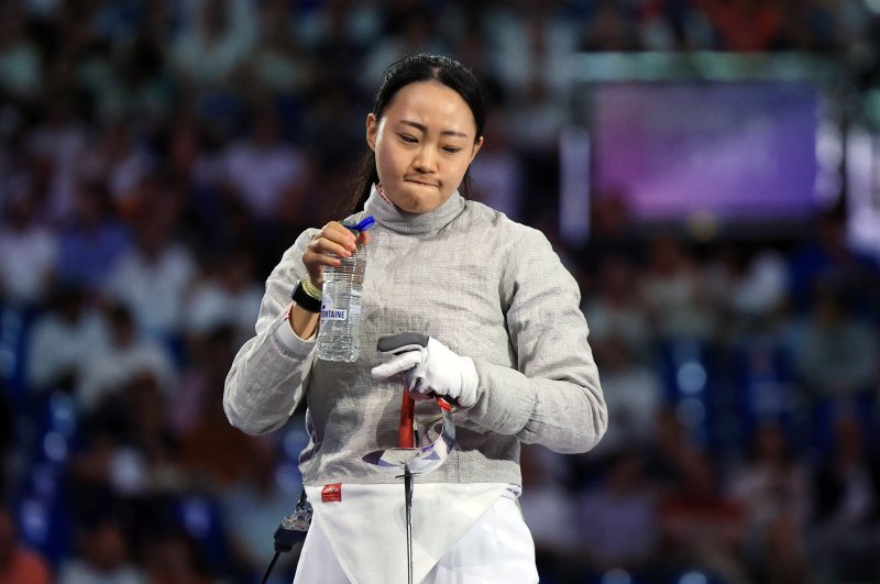 (파리(프랑스)=뉴스1) 박정호 기자 = 대한민국 펜싱 대표팀 최세빈 선수가 30일(한국시간) 프랑스 파리 그랑 팔레에서 열린 2024 파리올림픽 여자 사브르 개인 동메달 결정전에서 우크라이나의 올가 카를란을 상대로 패배한 뒤 아쉬워하고 있다. 이날 최세빈은 14대15 한 점차 패하며 4위로 개인전을 마감했다. 2024.7.30/뉴스1 /사진=뉴스1화상