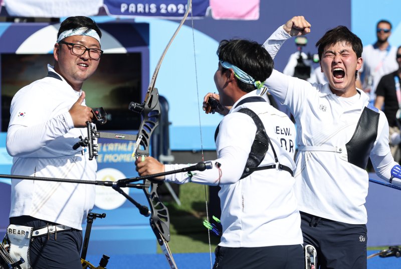 대한민국 양궁대표팀 김우진, 김제덕, 이우석이 30일(한국시간) 프랑스 파리 앵발리드에서 열린 2024 파리올림픽 양궁 남자 단체전 결승 프랑스와의 경기에서 금메달을 확정지은 후 기뻐하고 있다. / 사진 = 뉴스1