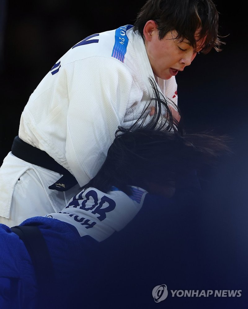 패배가 된 공격 시도 패배가 된 공격 시도 (파리=연합뉴스) 김도훈 기자 = 2024 파리올림픽 유도 여자 57kg급에 출전한 허미미가 29일(현지시간) 프랑스 파리 아레나 샹드마르스에서 캐나다 크리스타 데구치와 결승전 골든스코어 상황에서 공격을 시도하고 있다. 하지만 심판은 이른 위장공격으로 판단했고 허미미는 지도 3개를 받아 패배했다. 2024.7.30 superdoo82@yna.co.kr (끝)