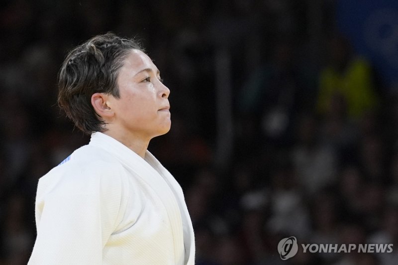 허미미에게 이긴 뒤의 데구치 Canada's Christa Deguchi celebrates after defeating South Korea's Mimi Huh during their women -57 kg final match in team judo competition at Champ-de-Mars Arena during the 2024 Summer Olympics, Monday, July 29, 2024, in Paris, France. (AP Photo/Eugene Hoshiko)