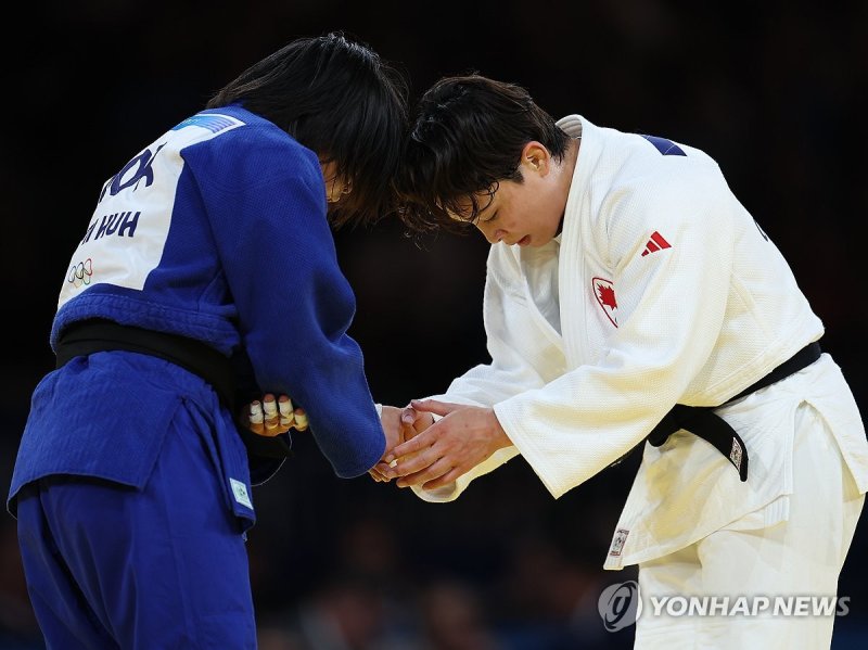 인사 하는 양 선수 인사 하는 양 선수 (파리=연합뉴스) 김도훈 기자 = 2024 파리올림픽 유도 여자 57kg급에 출전한 허미미가 29일(현지시간) 프랑스 파리 아레나 샹드마르스에서 캐나다 크리스타 데구치와 결승전을 치른 뒤 인사를 하고 있다. 2024.7.30 superdoo82@yna.co.kr (끝)