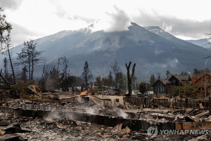황폐해진 마을 A devastated residential block in Jasper, Alta., Canada is shown during a tour on Friday, July 26, 2024. AMBER BRACKEN/Pool via REUTERS