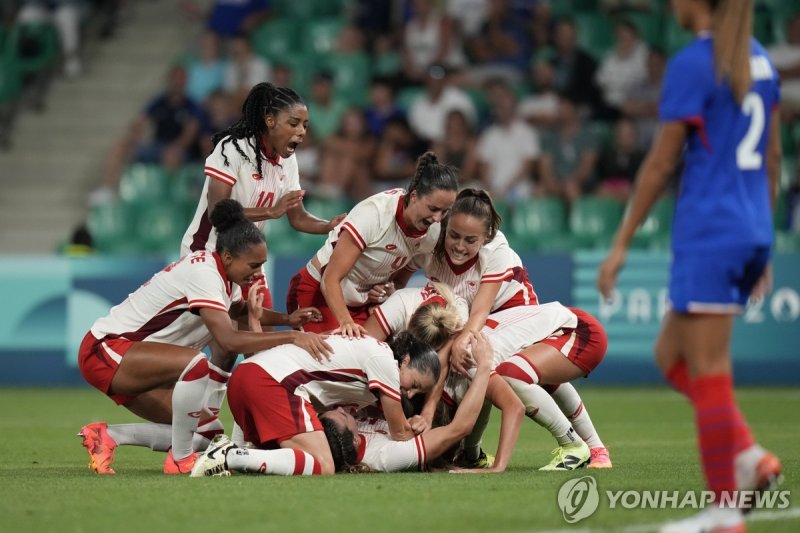 캐나다 여자 축구 선수들이 선수들이 지난달 28일(현지 시각) 프랑스 생테티엔의 스타드 조프루아기샤르에서 열린 2024 파리올림픽 여자축구 조별리그 A조 2차전 프랑스와 경기에서 승리 후 환호하고 있다. AP연합뉴스