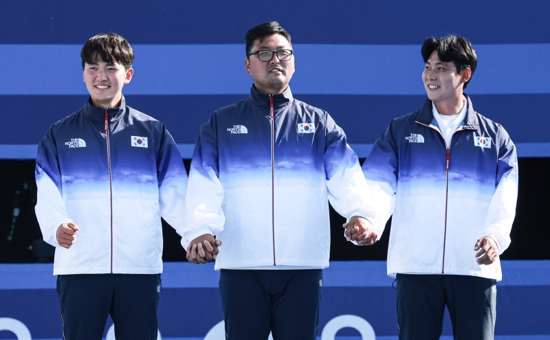 대한민국 양궁대표팀 김우진, 김제덕, 이우석이 30일(한국시간) 프랑스 파리 앵발리드에서 열린 2024 파리올림픽 양궁 남자 단체전 결승 시상식에서 시상대로 오르고 있다. 2024.7.30/뉴스1 ⓒ News1 박정호 기자