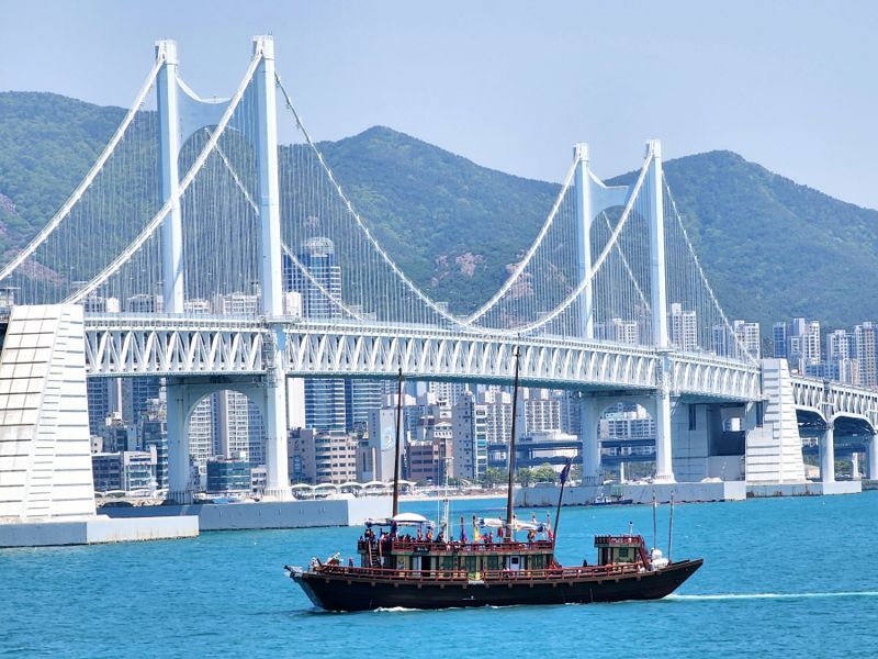 부산문화재단은 31일 국립해양유산연구소가 2018년 복원한 조선통신사선이 일본으로 출항한다고 30일 밝혔다. 조신통신사선 모습. 재단 제공