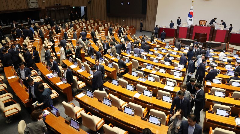 30일 국회 본회의에서 '방송 4법'인 교육방송공사법(EBS법) 개정안이 야당 단독으로 통과 된 뒤 더불어민주당을 비롯한 야당 의원들이 본회의장을 나가고 있다. 연합뉴스