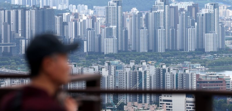 서울 용산구 남산에서 서울 도심 아파트가 보이고 있다. 뉴시스