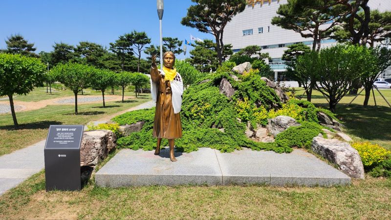 광주광역시는 오는 8월 14일 일본군 위안부 피해자 기림의 날을 맞아 헌화 공간과 특별 전시회를 마련하는 등 시민과 함께 추모의 시간을 갖는다. 사진은 광주시청 광장 시민숲 평화의 소녀상 모습. 광주광역시 제공