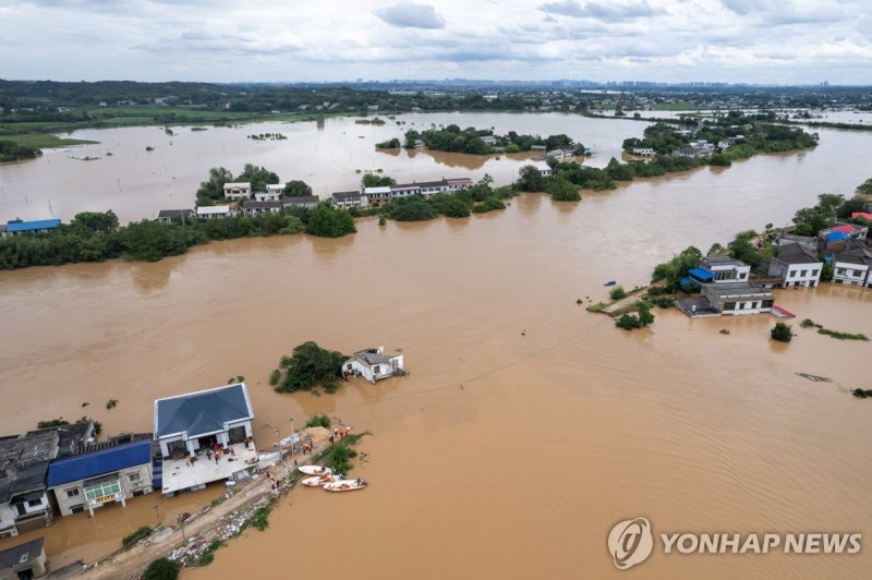 폭우와 하천 범람으로 제방이 붕괴되면서 고립된 중국 후난성 샹탄의 지역을 29일 드론으로 촬영한 모습. 이 지역은 최근 관측 사상 가장 큰 폭우가 내렸다. 신화통신 연합뉴스